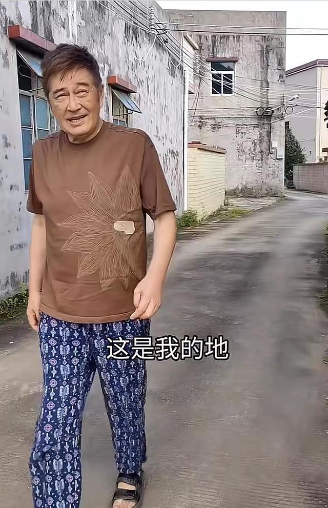 68岁香港戏骨在浙江农村居住，住土砖房睡蚊帐，下稻田地毫无星味 - 5