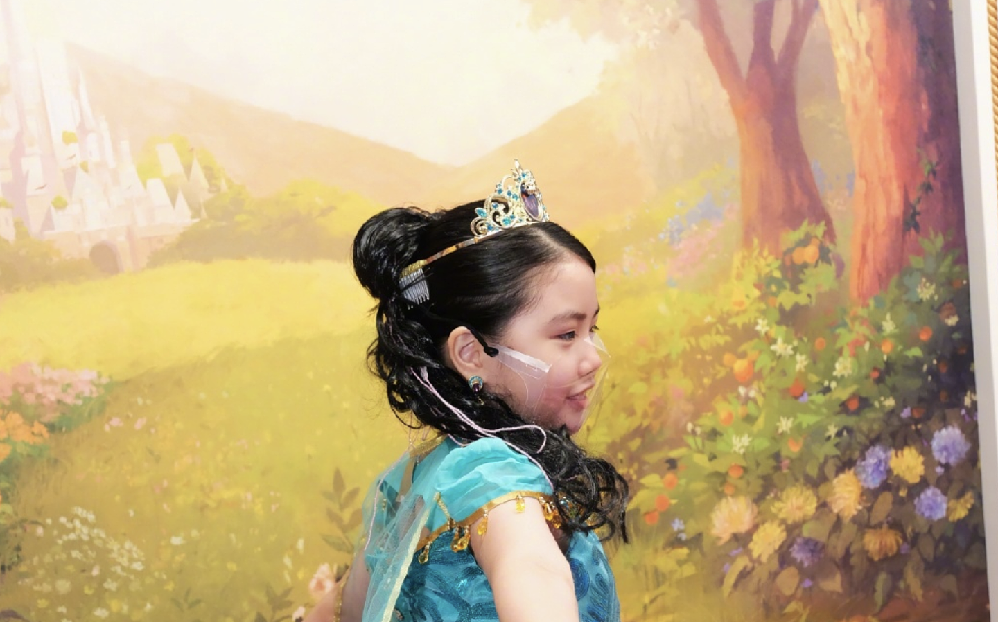朱茵母女游迪士尼，8岁黄莺身高超妈妈肩膀，扮公主涂指甲好精致 - 8