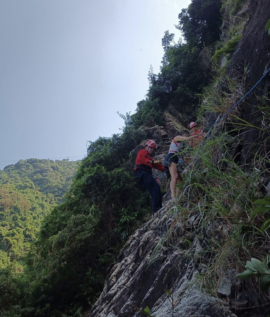 香港珠宝大王爬山坠入百米山崖，直升机急救后不治，生前热衷爬山 - 3