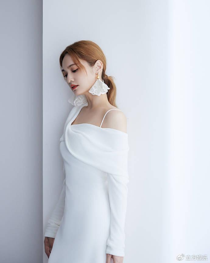 杨丞琳穿白色长裙恬静如月光 花瓣耳饰更衬优雅气质 - 2