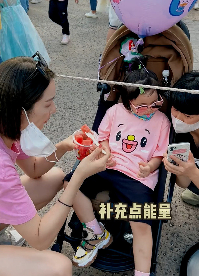 李亚男分享一家四口去主题乐园的幸福画面 与王祖蓝陪女儿们玩尽兴 - 10