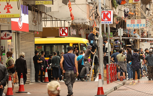 与张可颐在闹市街头拍摄枪战 郭富城罕见扮丑以哨牙造型拍戏 - 2