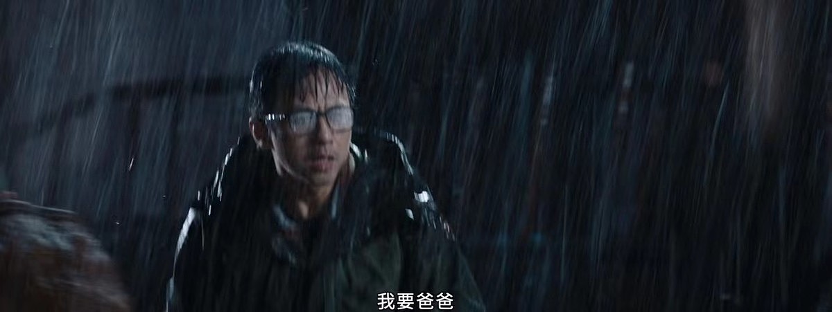 邓超新片首演乡村干部！格子衫配黑框眼镜，暴雨夜被淋成落汤鸡 - 3