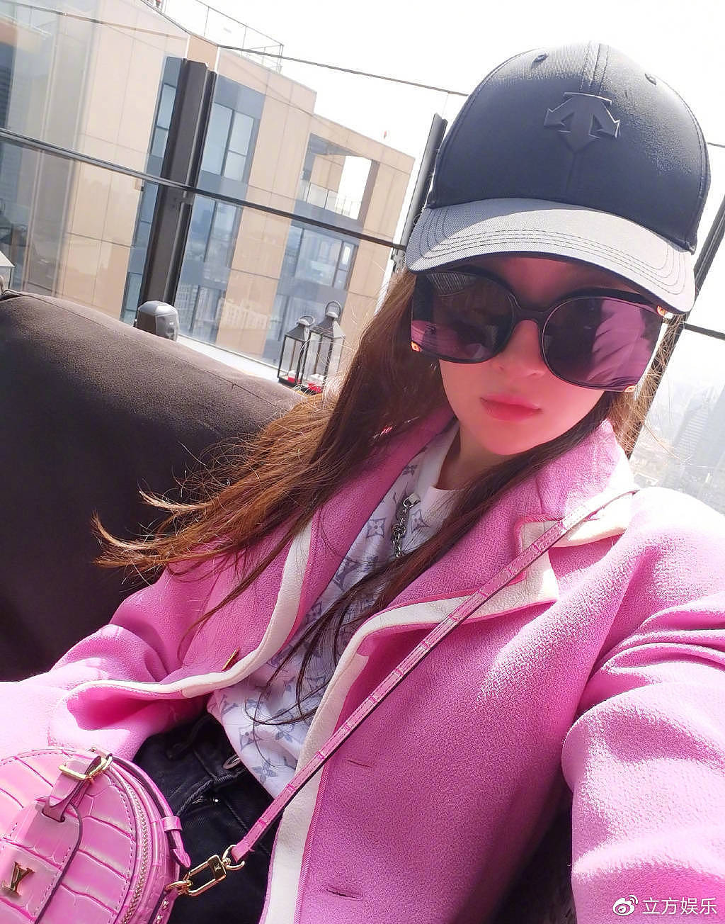 刘亦菲分享自拍美照 戴墨镜穿粉色外套甜美酷飒 - 1