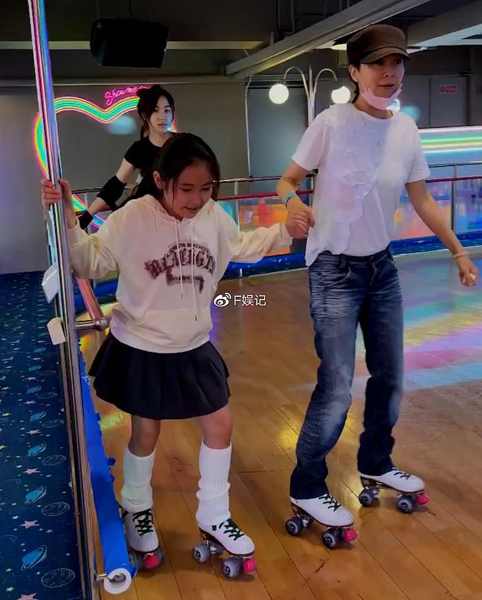 郭羡妮带11岁生日的女儿尝试玩溜冰 素颜展示现身真实年龄的样貌 - 4