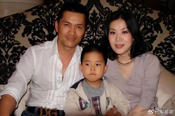 52岁杨小娟：嫁大12岁三婚吕良伟，帮丈夫赚上亿身家，儿子不像爸 - 32