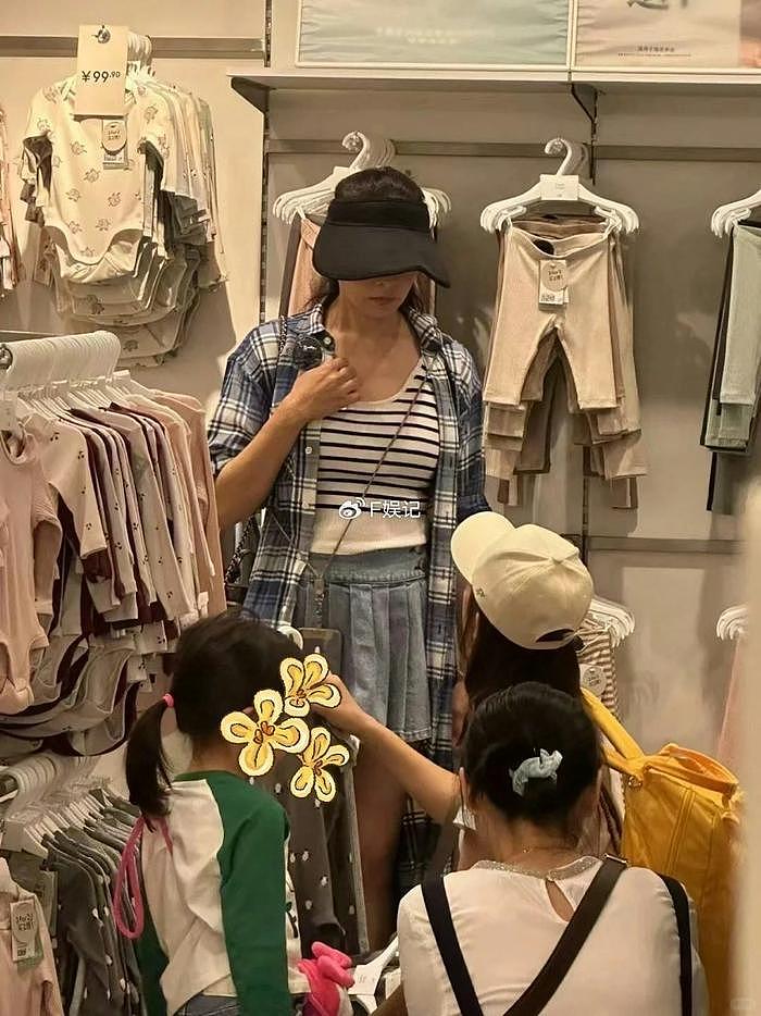 杨怡带女儿和姐姐在内地逛街购物 买几十元童装给女儿获赞接地气 - 5