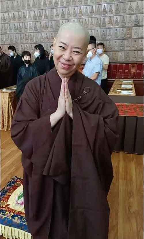 55岁王祖贤素颜现身海外寺庙，穿僧袍双手合十，身材发福仍优雅 - 16