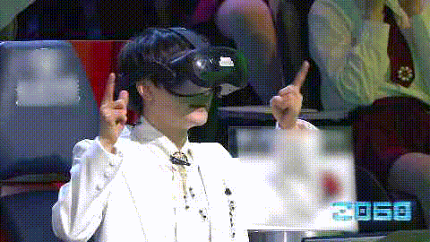 周深戴VR眼镜太可爱了，小心翼翼的探索，手指头“指指点点”…… - 8
