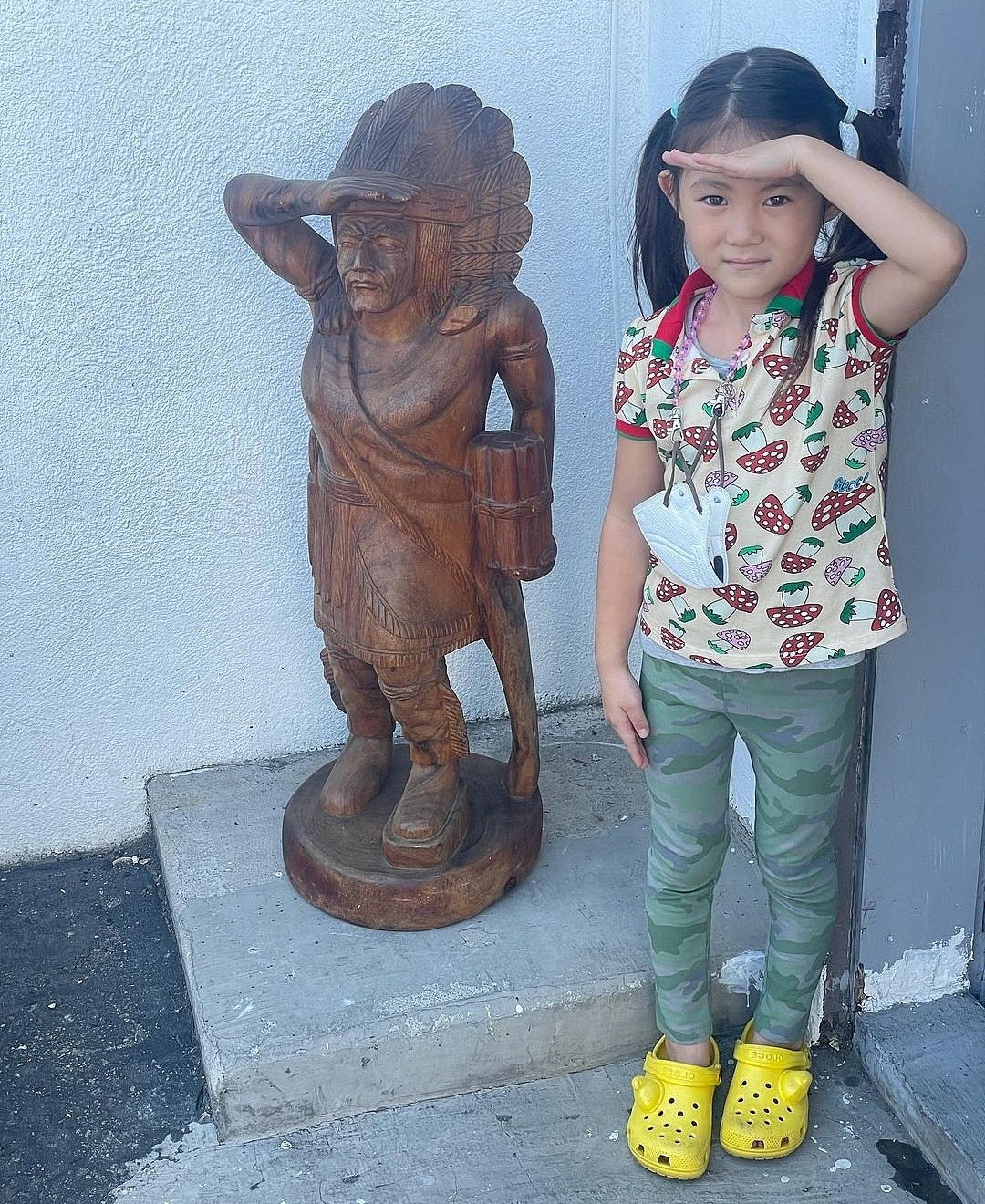 陈冠希晒女儿学雕塑摆pose，扎着羊角辫像小学生，周杰伦悄悄点赞 - 2