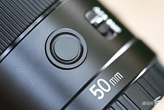 永诺YN50mm F1.8Z DF DSM另外一个对焦保持按钮以及50mm焦段标识