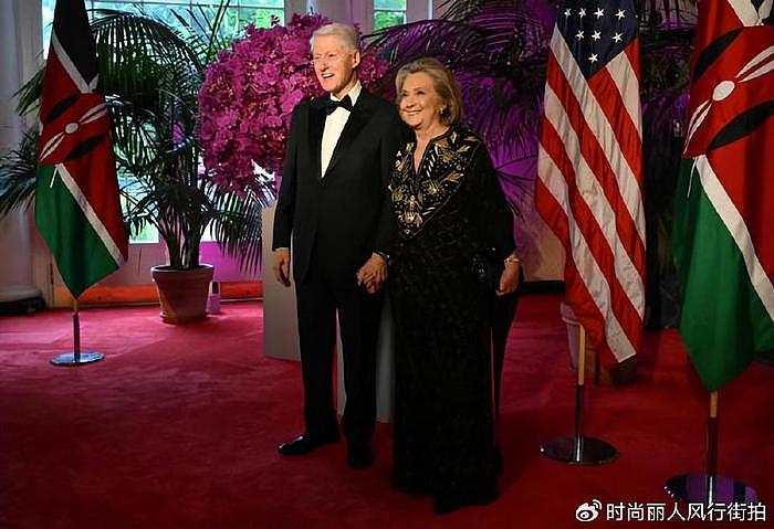 76岁希拉里和克林顿牵手出席白宫国宴！穿刺绣长袍风采依旧，霸气 - 9