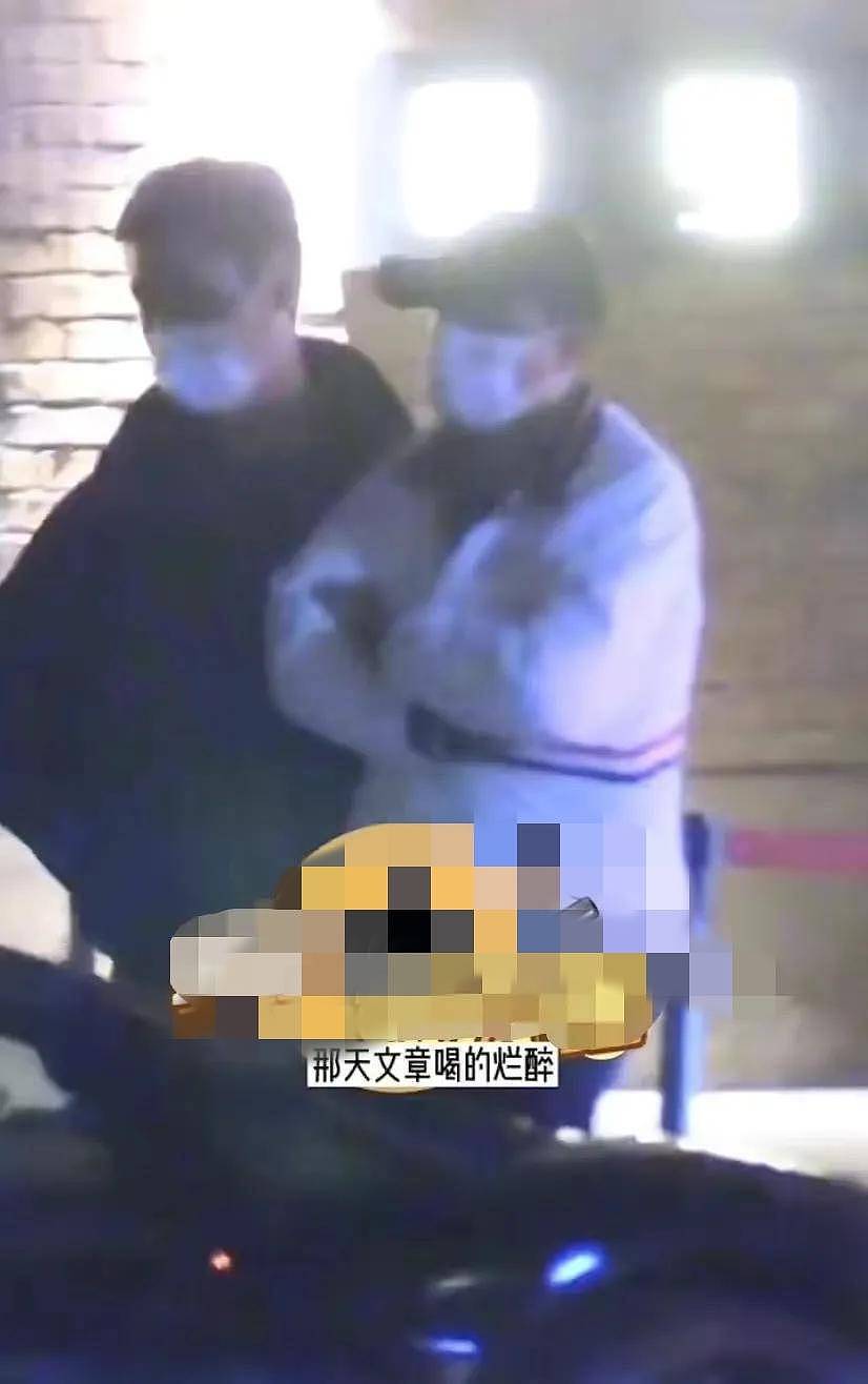 屡教不改？文章疑似又深夜酒后当街小便，助理帮忙遮挡 - 2