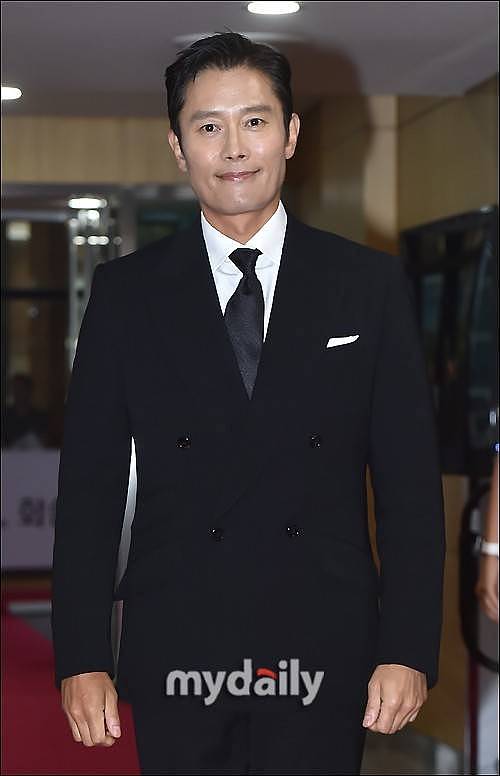 韩国男演员李秉宪新冠检测为阴性 此前刚与郑雨盛一起拍摄广告 - 1