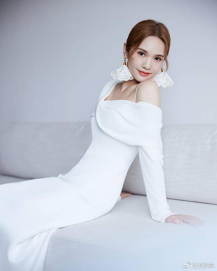 杨丞琳穿白色长裙恬静如月光 花瓣耳饰更衬优雅气质 - 4