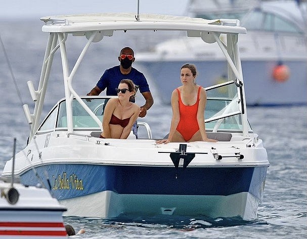 31岁艾玛沃特森海边度假，红色泳衣凸显好身材，网友：女神有点胖 - 2