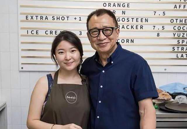 73岁许绍雄露面，与姚莹莹搂肩合影，已移居新加坡帮女儿打理餐厅 - 9