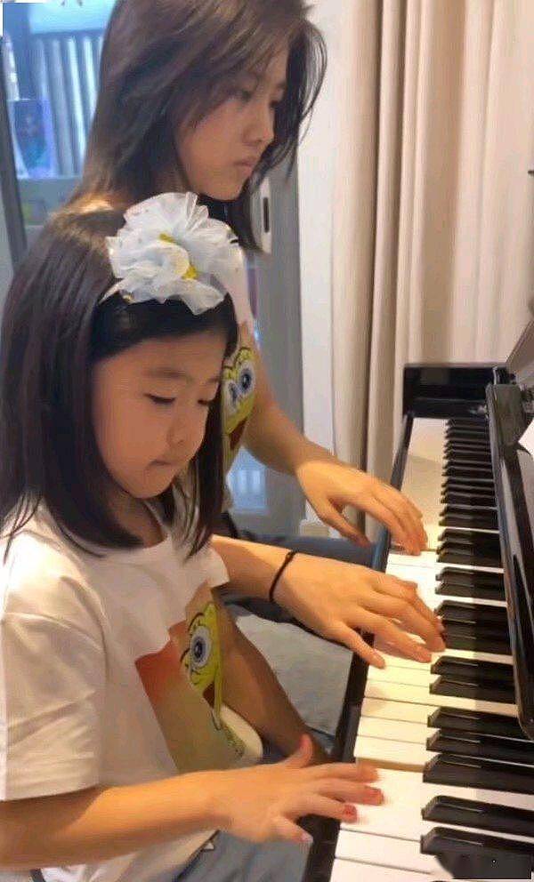 正式出道？汪峰16岁大女儿小苹果发布单曲，自己作词作曲兼演唱 - 4