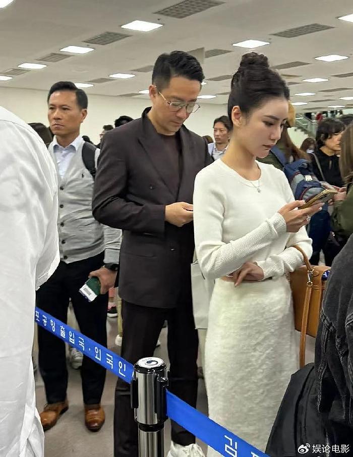 汪小菲曼蒂被偶遇韩国机场，未婚妻手戴钻戒，看婴儿书力证怀孕 - 1