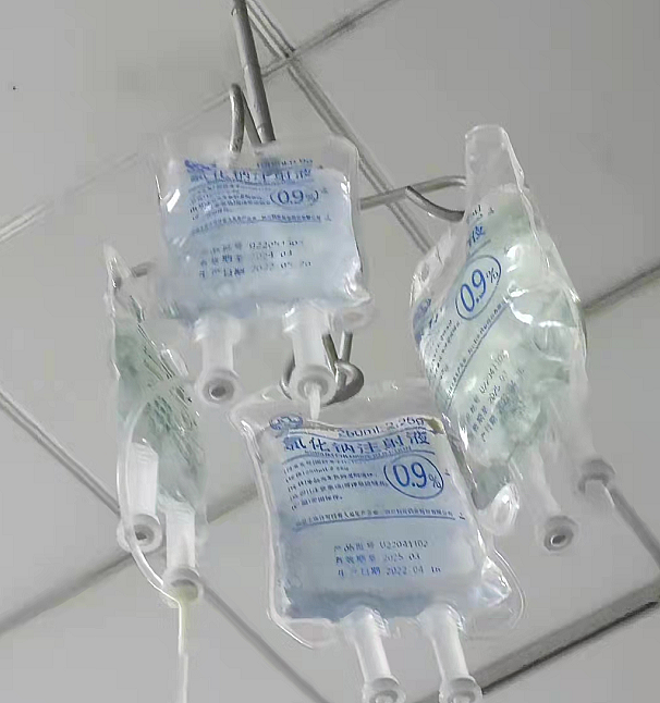 女星李艺彤被救护车带走，吃沙拉导致肠胃不舒服，在医院挂水 - 4