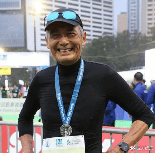 67岁周润发参加香港马拉松 1小时3分完成10公里跑 - 1