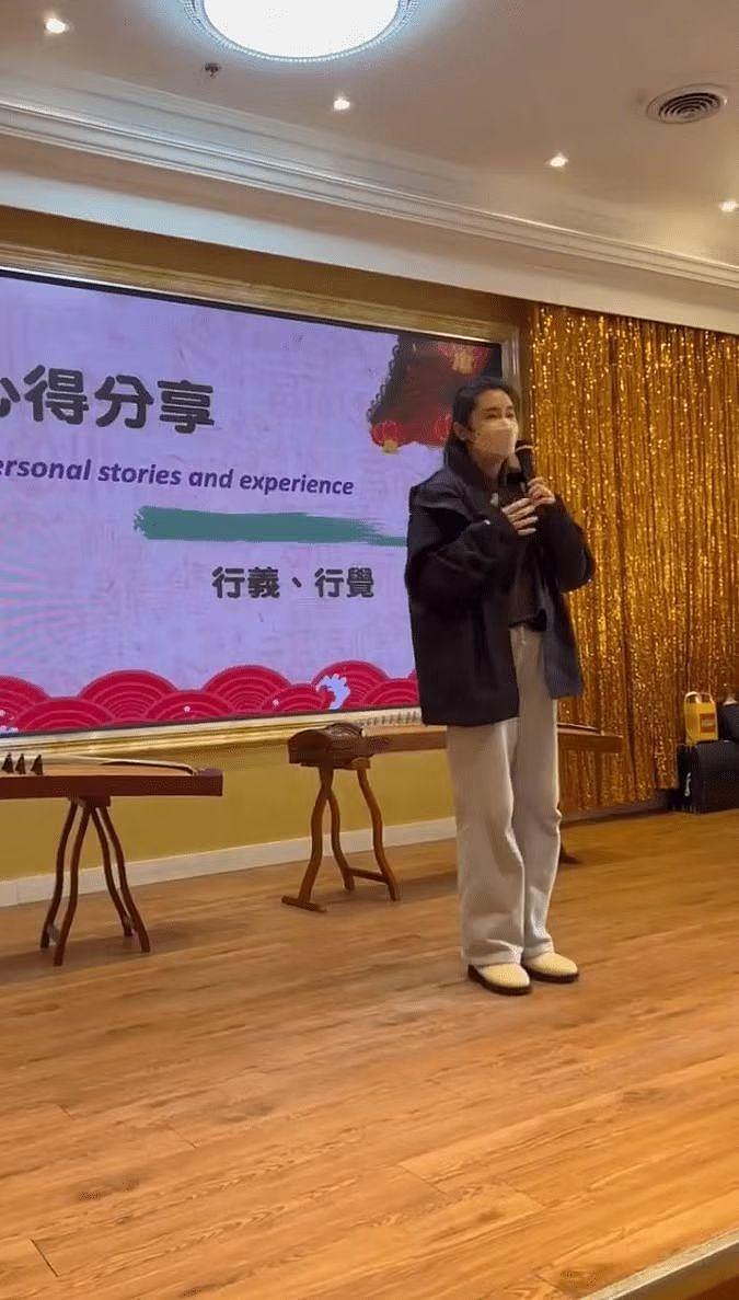55岁王祖贤国外参加华人聚会，穿着朴素接地气，上台紧张数度哽咽 - 2