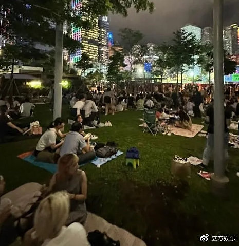 太火爆！周杰伦举行香港演唱会 众多歌迷围场外开派对 - 2