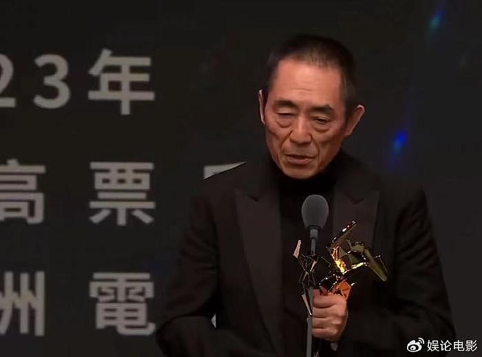 张艺谋领取亚洲电影大奖两项殊荣，低调谦逊，称导演只是一个代表 - 1