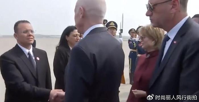 突尼斯总统夫妇访华！第一夫人刚到机场就把人美到，紫裙太惊艳了 - 3