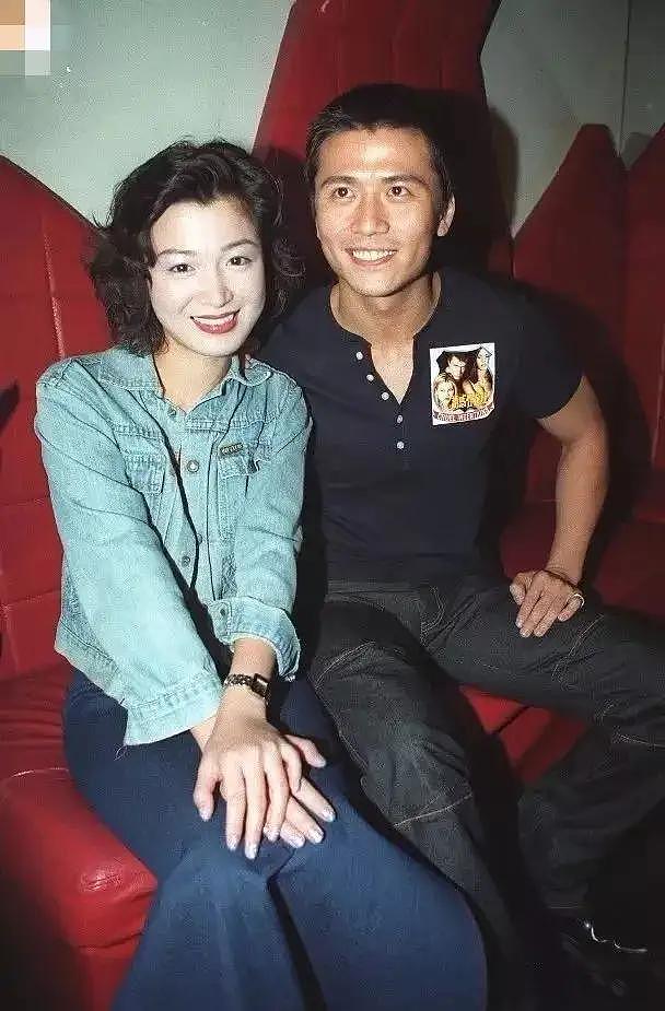52岁唐文龙与内地女友秀恩爱，在北京租公寓，装修朴素挂巨幅财神 - 14