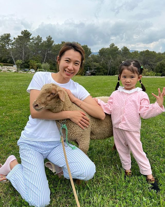 成阔太TVB宫女李美慧在国外农庄度假 买小绵羊放别墅饲养当家人 - 6