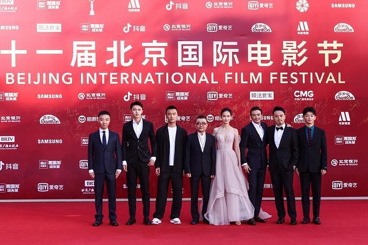 电影《濒海交锋》剧组亮相北京国际电影节开幕红毯 - 1
