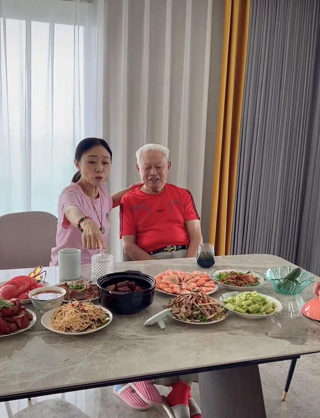 60岁吴琼回安徽娘家，豪宅曝光满桌硬菜，与年迈父亲长相复制粘贴 - 7