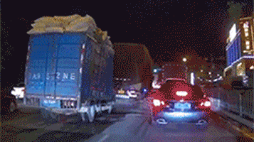 搞笑GIF：小货车倒向一边，吓得汽车赶紧往前开 - 1