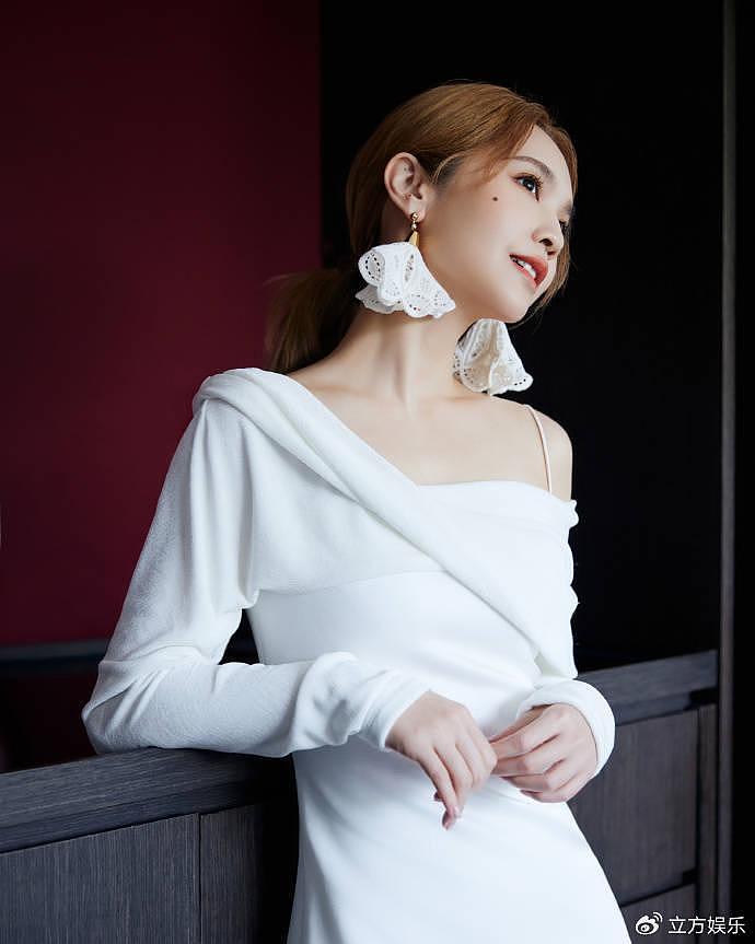 杨丞琳穿白色长裙恬静如月光 花瓣耳饰更衬优雅气质 - 3