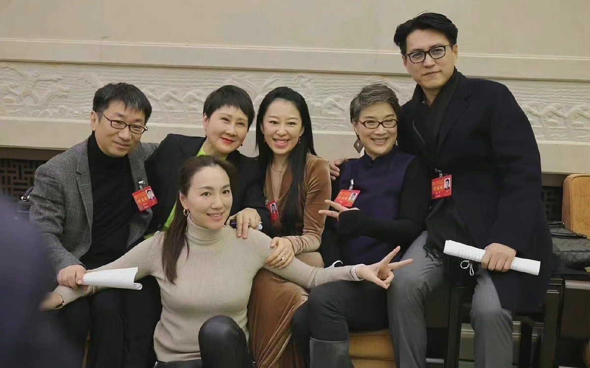 新身份！45岁靳东出任文工团副团长，演员范伟张涵予也在该话剧团 - 7