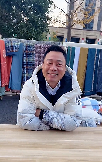 57岁黎耀祥回应摆地摊传闻，自嘲赚点生活费，长居内地四处旅游 - 2