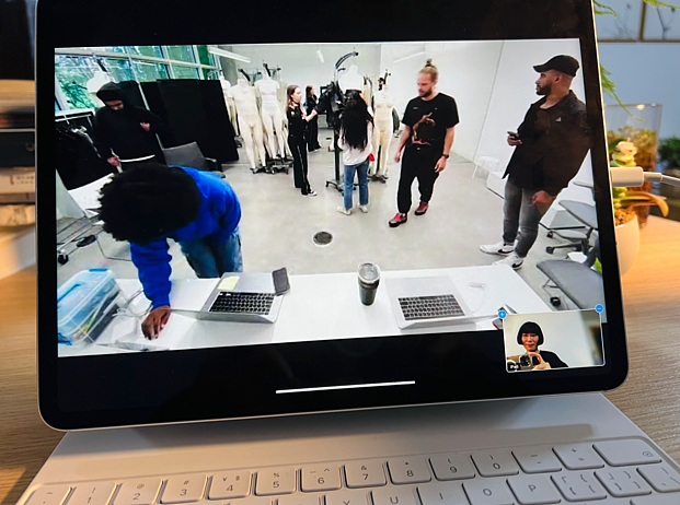 王逢陈与团队成员利用 FaceTime，在 iPad Pro 上进行远程试衣