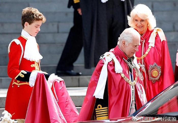 英国罗丝和丈夫风光亮相！12岁儿子给查尔斯提袍，却不用乔治王子 - 1