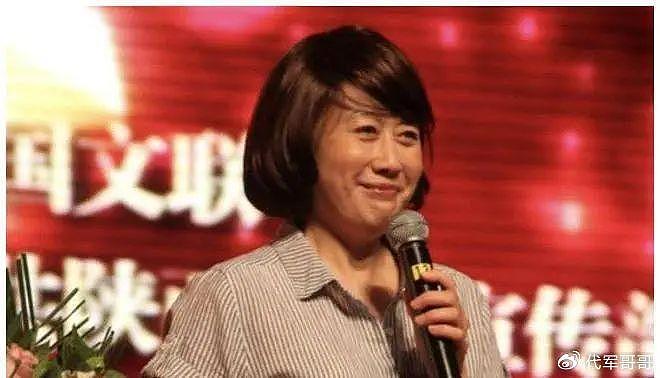 她是“央视名嘴”，因揭露姜昆丑闻被封杀，如今65岁处境如何？ - 5
