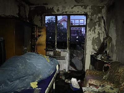 西城一居民楼火灾被扑灭，住户反映空调外机上常落满烟头