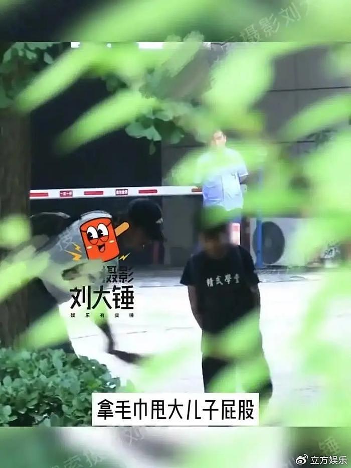 吴京接两儿子放学 父子三人一路玩闹画面温馨 - 3