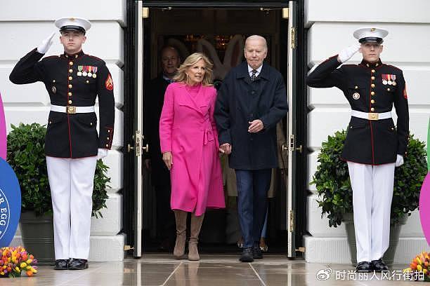 拜登夫妇在白宫庆祝复活节好欢乐！充满童趣，夫人穿粉色大衣惊艳 - 11