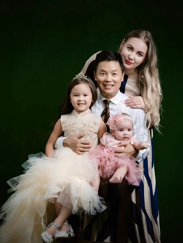 65岁周卫星和洋老婆同框，称找不起中国妻否认拿绿卡，三胎刚半岁 - 11