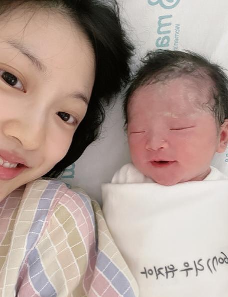 28岁女星刘虞佳官宣得女，宝宝正面照曝光，是中韩混血显乖巧 - 4