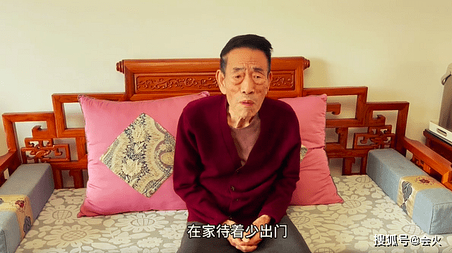 90岁杨少华嘴馋想吃肉！身形佝偻与儿子互动，一脸兴奋大声报菜名 - 1