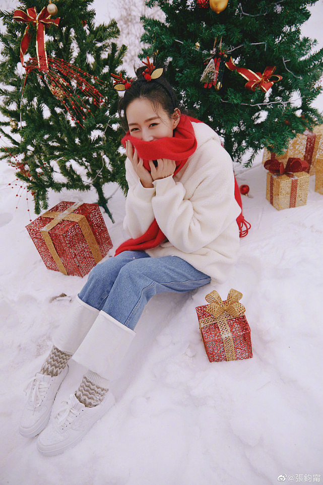 ​张钧甯圣诞氛围感写真曝光，笑容治愈灿烂，如雪地里的精灵 - 2