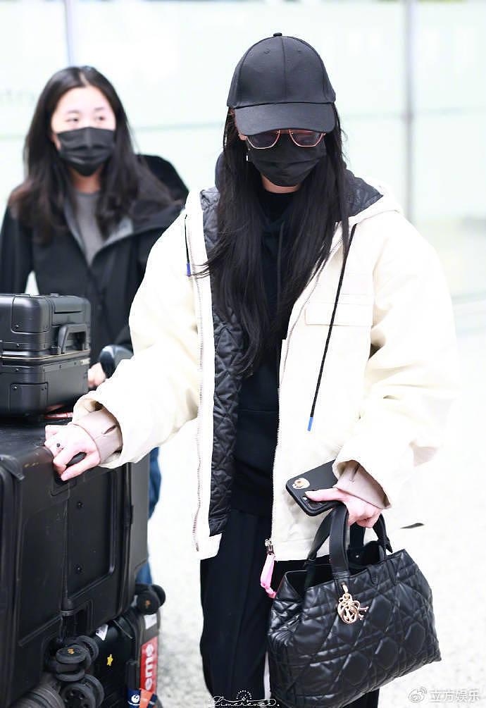 迪丽热巴抵达上海机场 穿白色羽绒服十分保暖 - 6