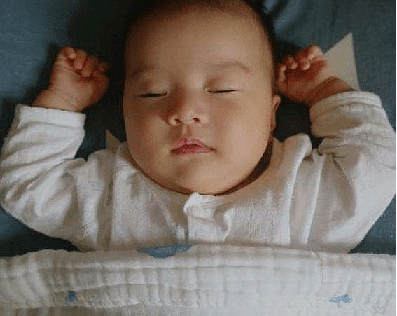 新生儿睡姿有讲究，仰卧、侧卧、俯卧，到底哪个才最适合宝宝？ - 5