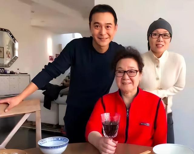 60岁吴琼回安徽娘家，豪宅曝光满桌硬菜，与年迈父亲长相复制粘贴 - 10
